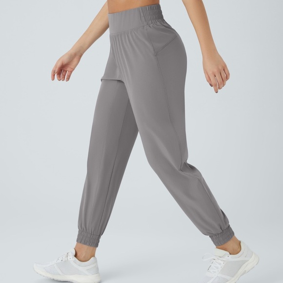 Halara Women’s Jogger in Gray (Mourning Dove) size Small - Picture 3 of 9